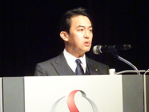 マネージャーミーティングであいさつする佐藤社長